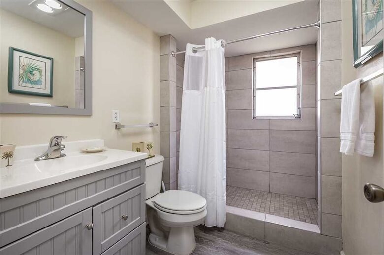 Primo Pool Home Upper, 2 Bedrooms, Pool, Wifi, Sleeps 6