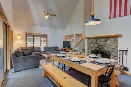 Circle 4 Cabin 2 By Village Properties At Sunriver