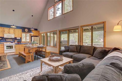 Circle 4 Cabin 2 By Village Properties At Sunriver
