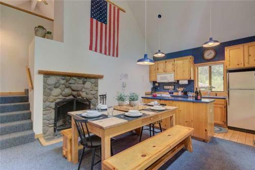 Circle 4 Cabin 2 By Village Properties At Sunriver
