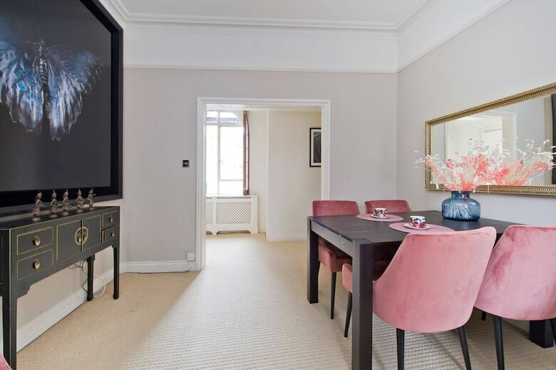 Luxurious 2-bed Apt, 5 Mins From Buckingham Palace