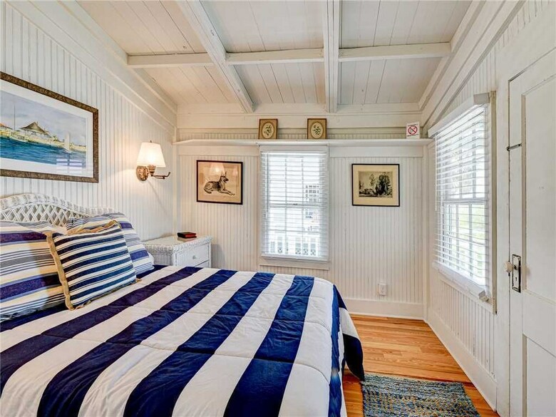 The Historic Hut, 3 Bedrooms, Beach Front, Sleeps 6