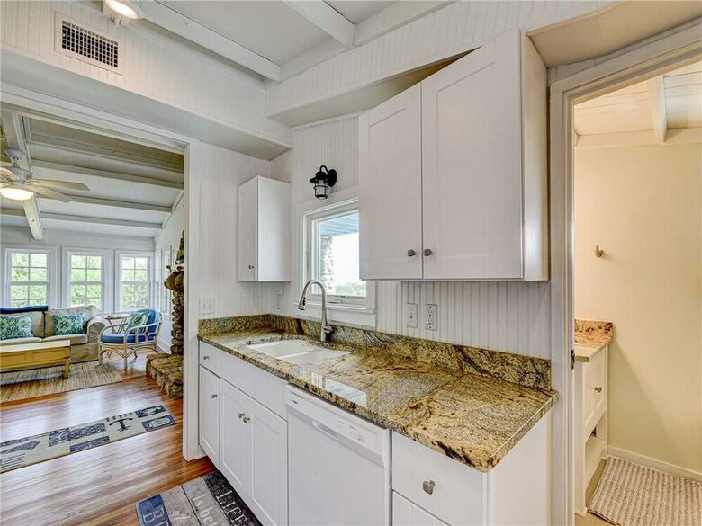 The Historic Hut, 3 Bedrooms, Beach Front, Sleeps 6
