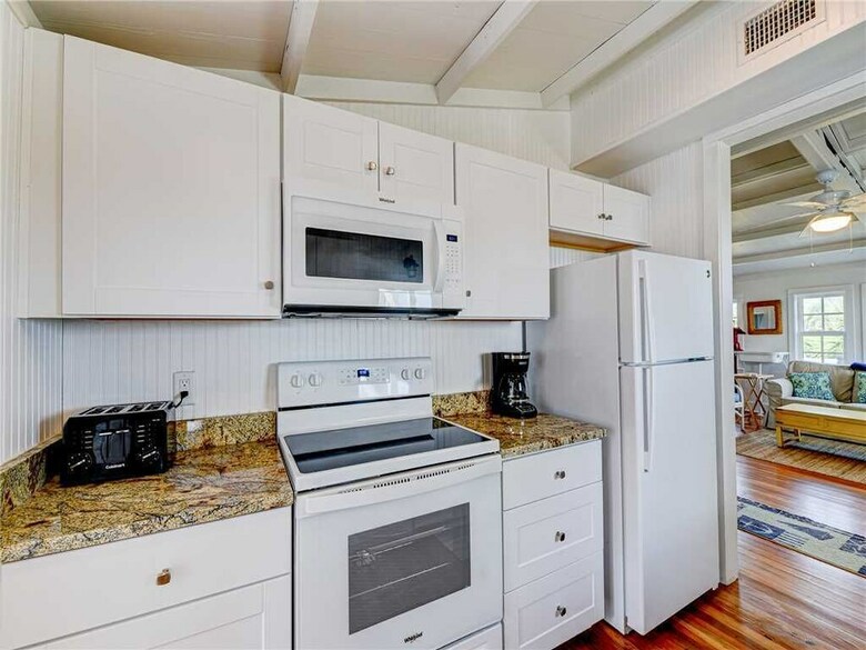 The Historic Hut, 3 Bedrooms, Beach Front, Sleeps 6