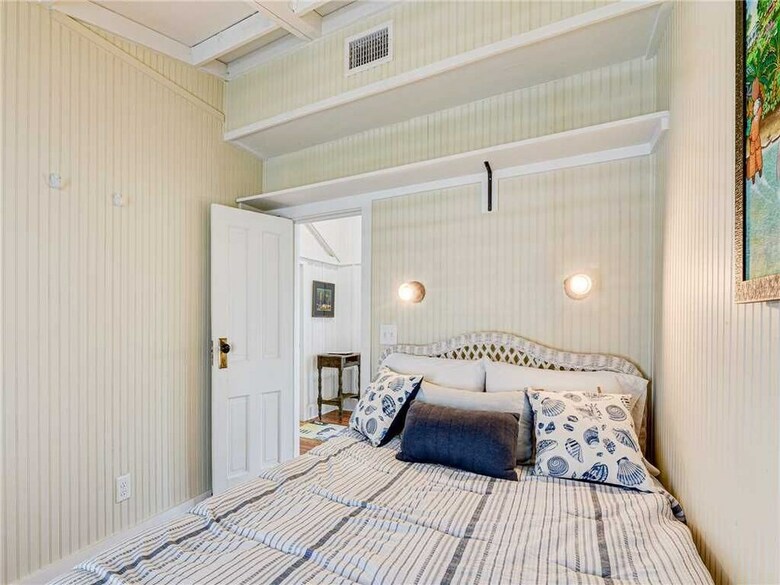 The Historic Hut, 3 Bedrooms, Beach Front, Sleeps 6