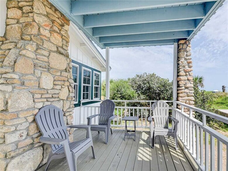 The Historic Hut, 3 Bedrooms, Beach Front, Sleeps 6