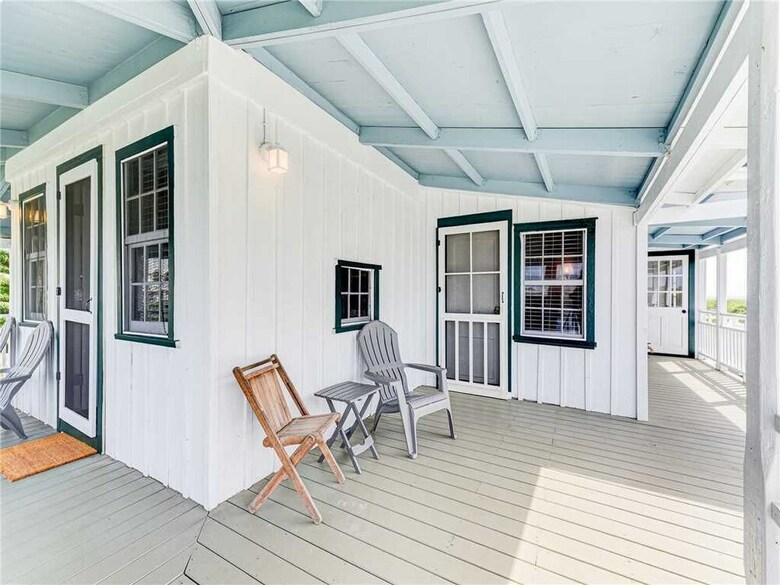 The Historic Hut, 3 Bedrooms, Beach Front, Sleeps 6