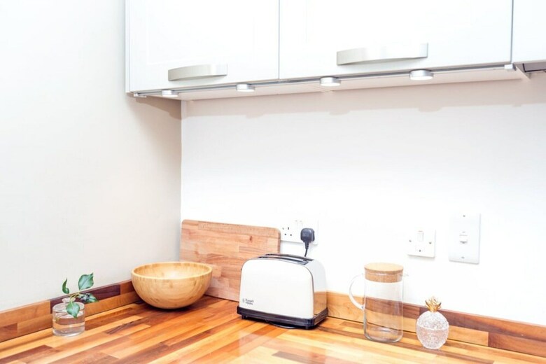 The Cliffside Chalet - Warm & Modern 3bdr Riverside Home
