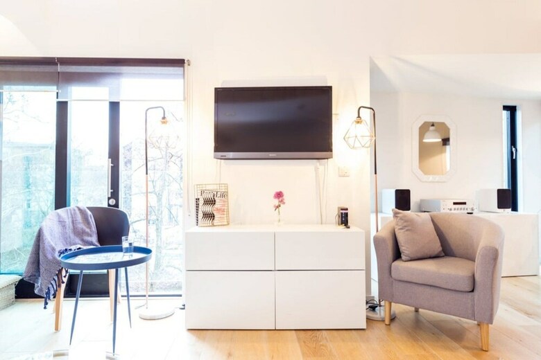 The Cliffside Chalet - Warm & Modern 3bdr Riverside Home