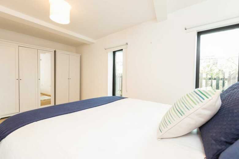The Cliffside Chalet - Warm & Modern 3bdr Riverside Home