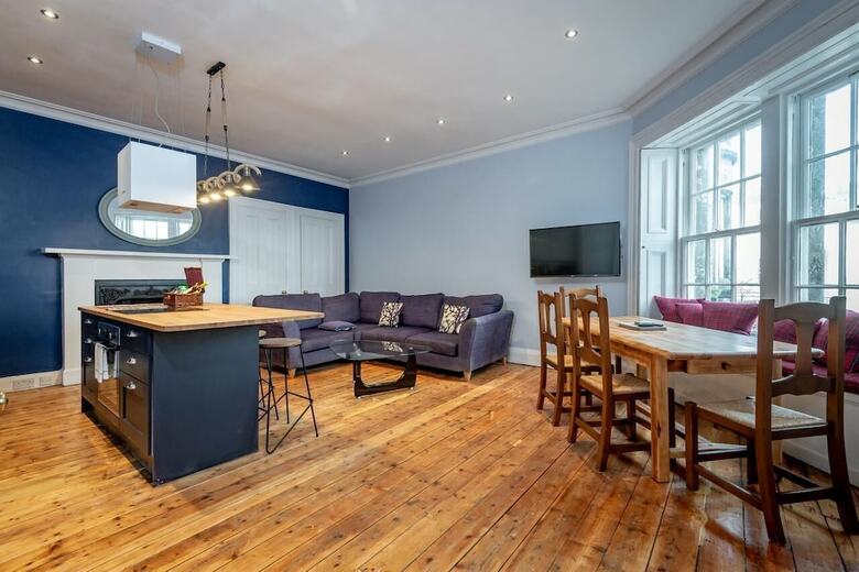 Market Street Apartment Sleeps 6