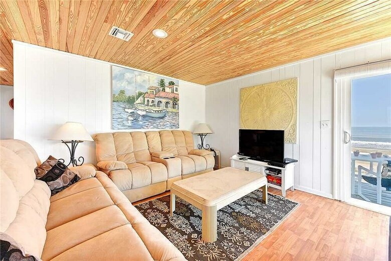 Hostal Harmony Beach House, 3 Bedrooms, Ocean Front, Large Deck, Sleeps 6