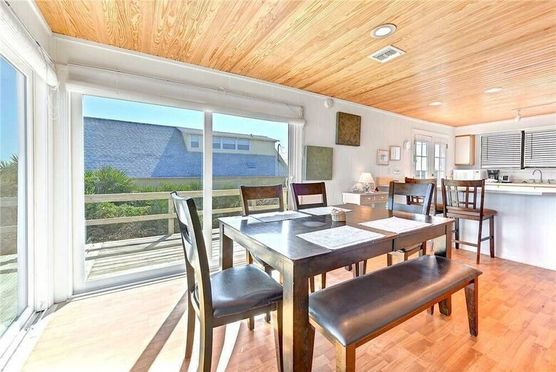 Hostal Harmony Beach House, 3 Bedrooms, Ocean Front, Large Deck, Sleeps 6