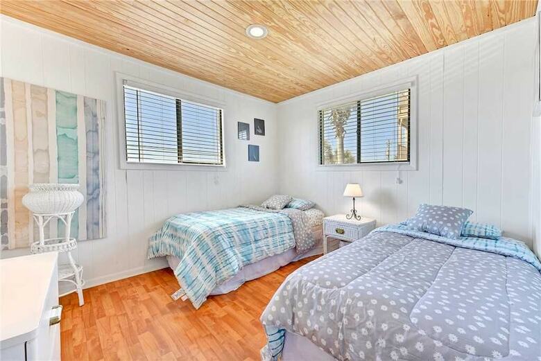 Hostal Harmony Beach House, 3 Bedrooms, Ocean Front, Large Deck, Sleeps 6