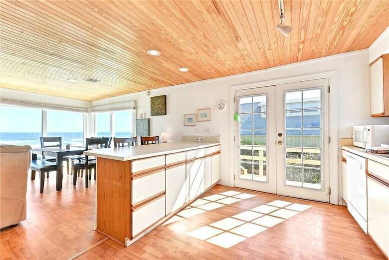Hostal Harmony Beach House, 3 Bedrooms, Ocean Front, Large Deck, Sleeps 6