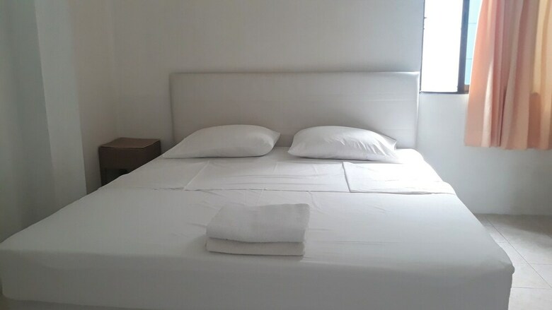 Hotel Oyo 885 You And Me House