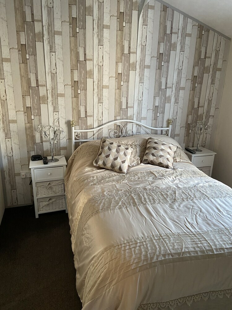 Villa Impeccable 2-bed Lodge In Whitley Bay