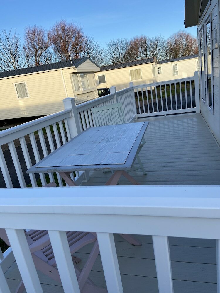 Villa Impeccable 2-bed Lodge In Whitley Bay