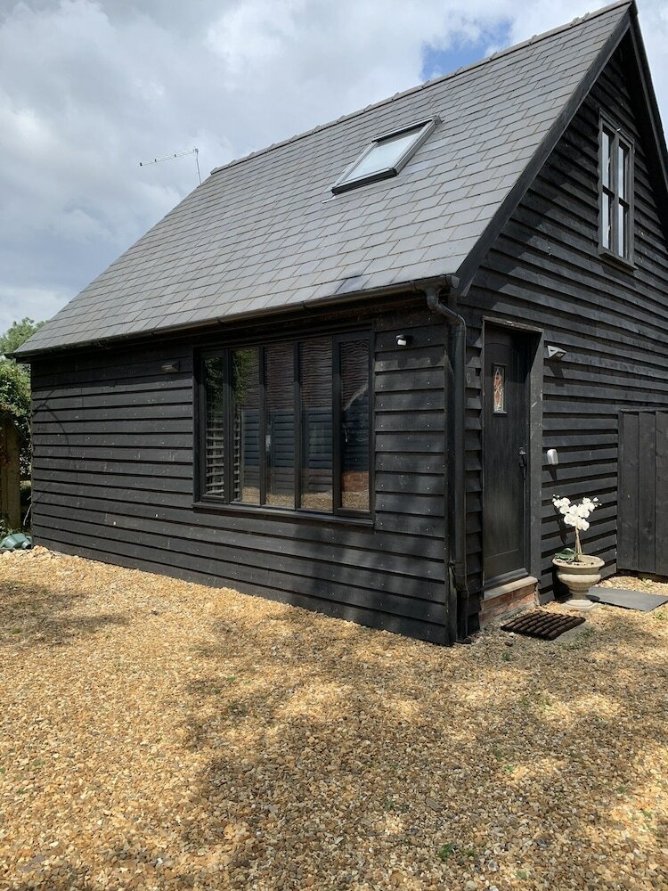 Stunning 1-bed Apartment In Newmarket