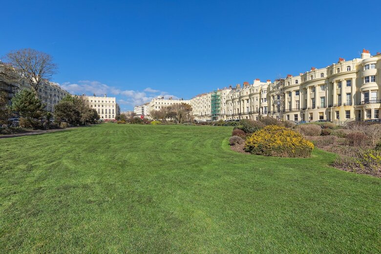 Brunswick Palace Opulent Mansion By Sea