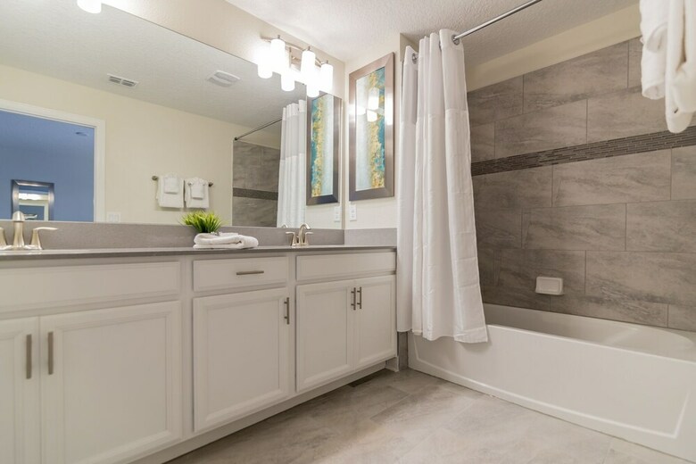 5-bed Th, Well Appointed & Sure To Please! 1551 Sd