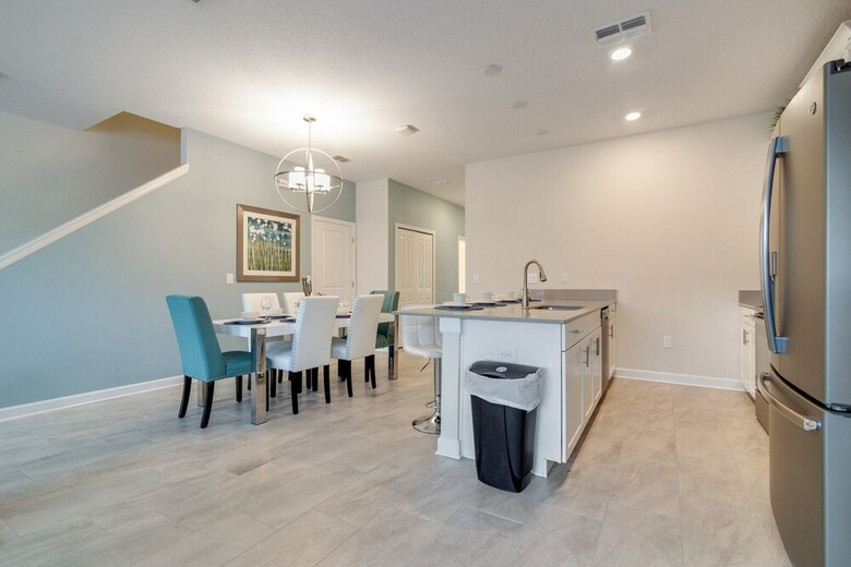 5-bed Th, Well Appointed & Sure To Please! 1551 Sd