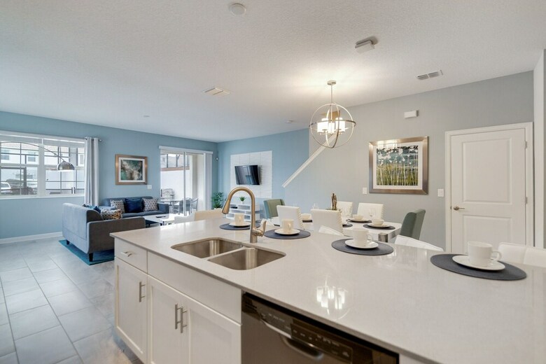 5-bed Th, Well Appointed & Sure To Please! 1551 Sd