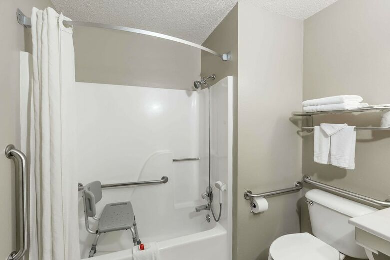 Motel Super 8 By Wyndham Hays Ks