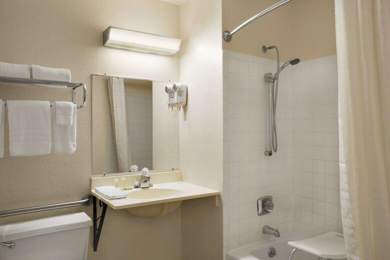 Hotel Super 8 By Wyndham Saginaw