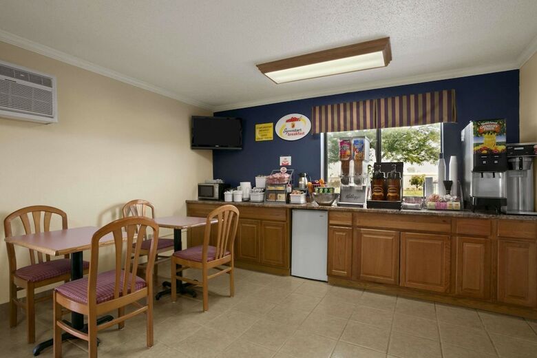 Hotel Super 8 By Wyndham Saginaw