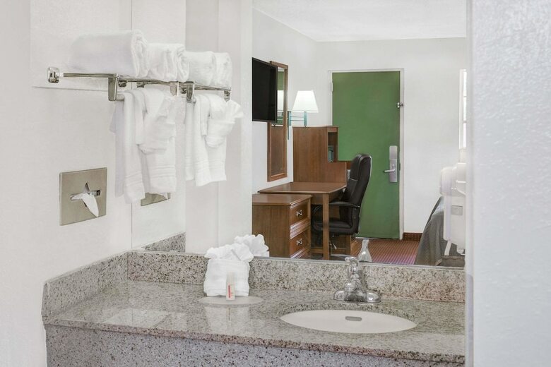 Hotel Howard Johnson By Wyndham Ft. Myers Fl