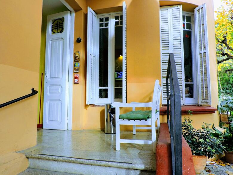 Hostal Feetup Garden House Hostel Barcelona