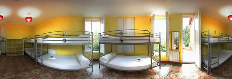 Hostal Feetup Garden House Hostel Barcelona