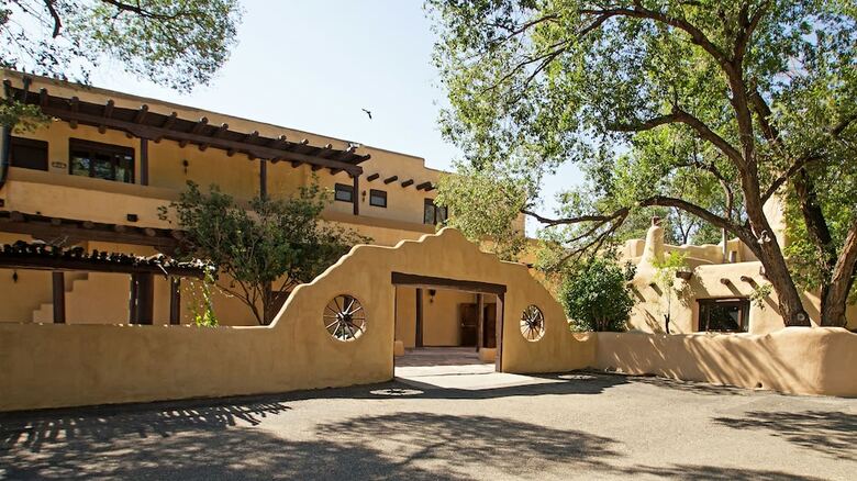 Hotel Sagebrush Inn & Suites