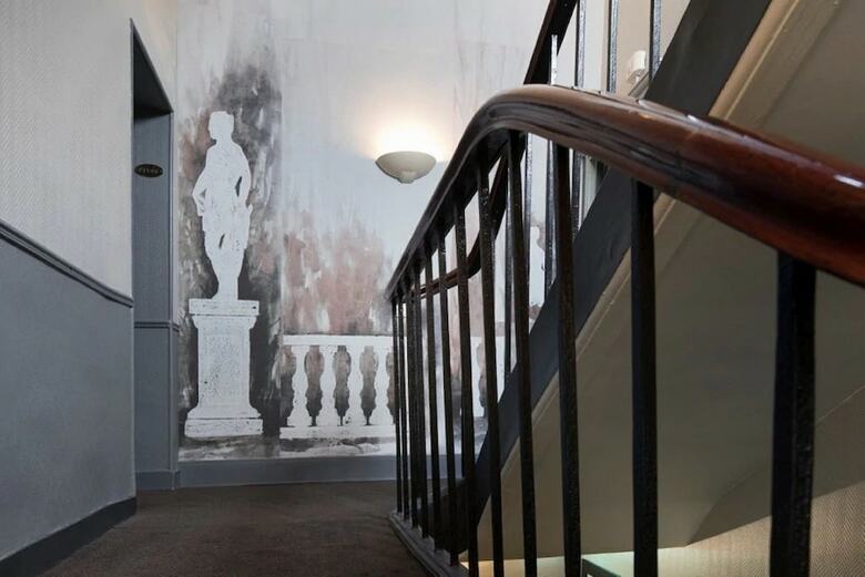 A L'hotel Des Roys