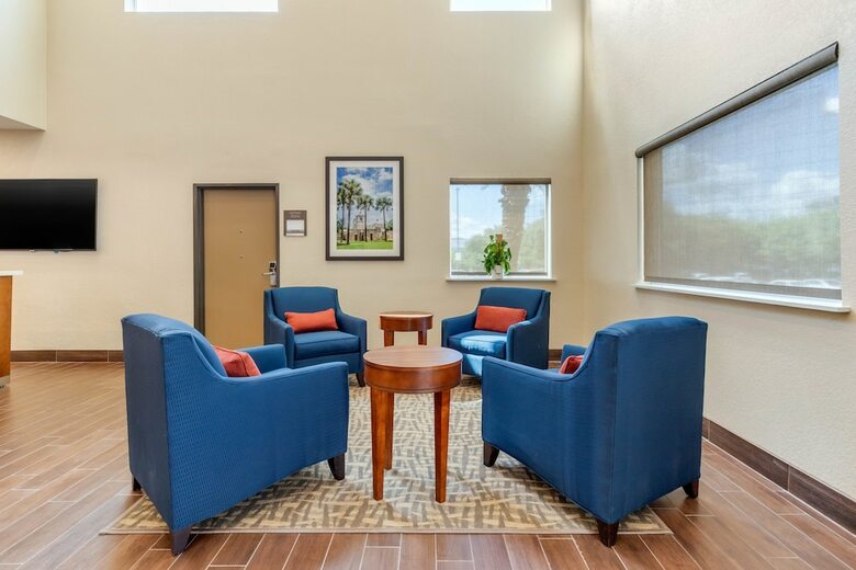 Hotel Comfort Suites Airport North