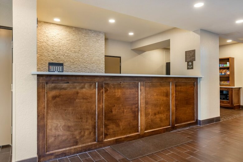 Hotel Comfort Suites Airport North