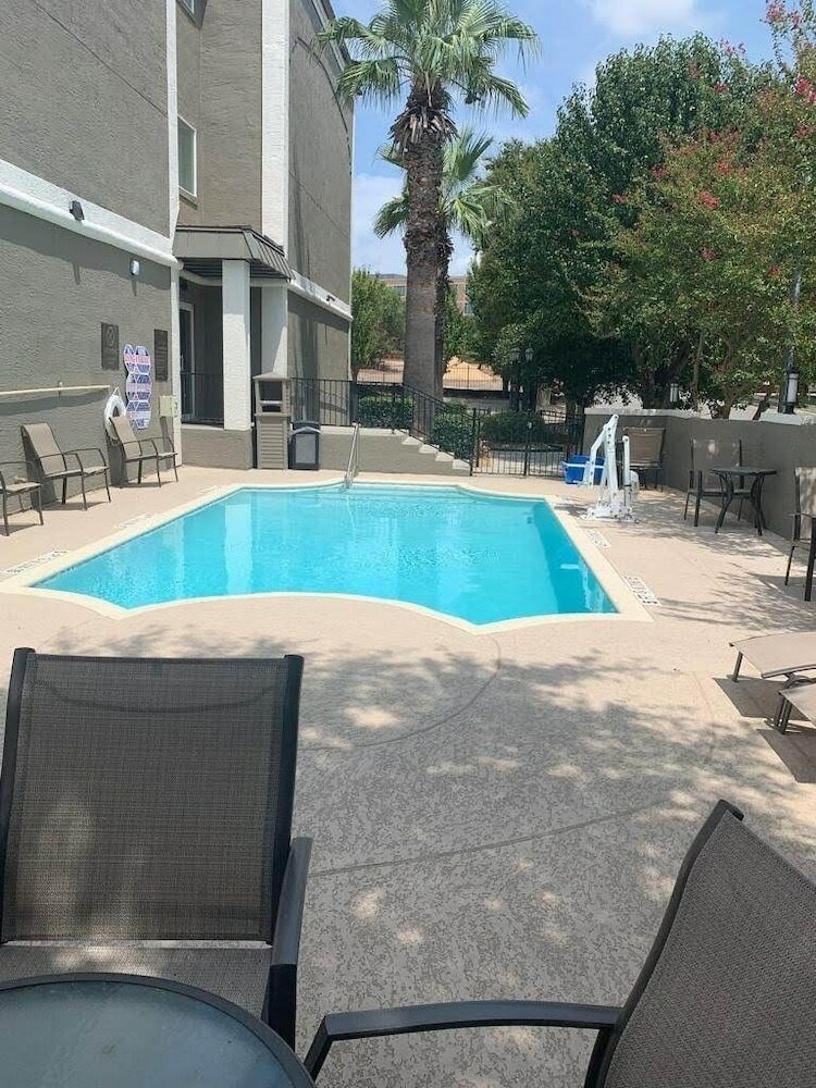 Hotel Comfort Suites Airport North