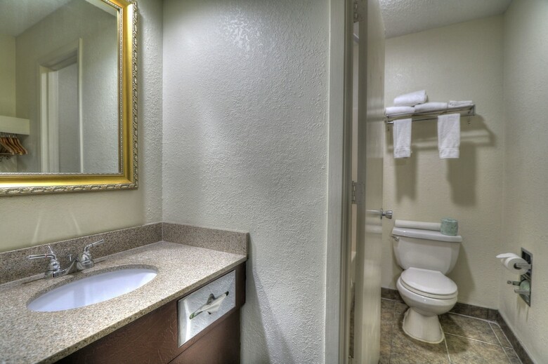 Hotel Crossroads Inn & Suites