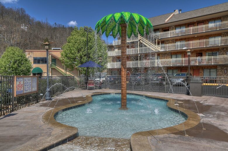 Hotel Crossroads Inn & Suites
