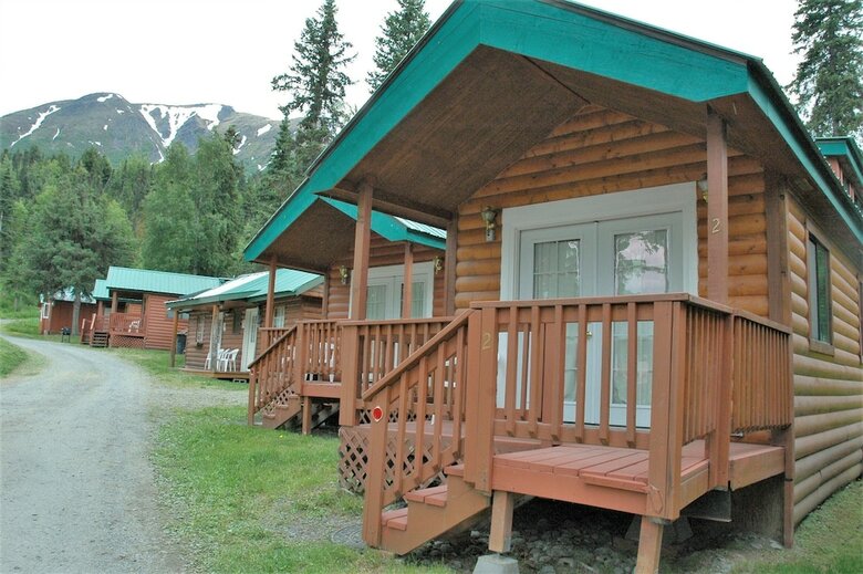 Cabana Gwin's Lodge & Roadhouse Est. 1952