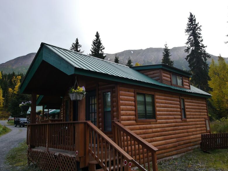 Cabana Gwin's Lodge & Roadhouse Est. 1952