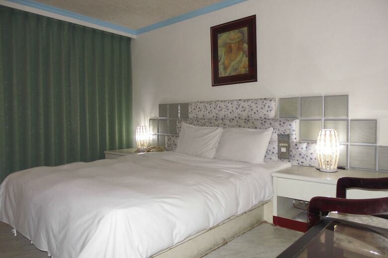 Modern Plaza Hotel