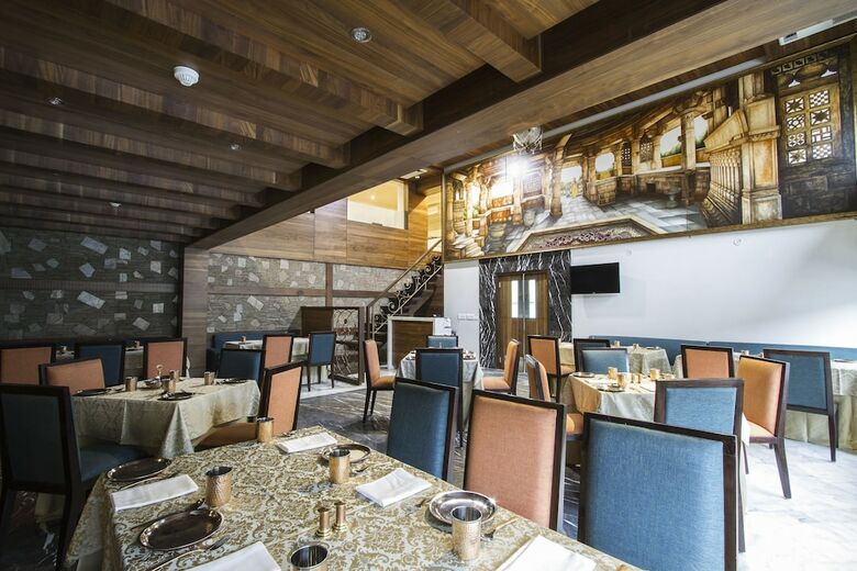 Hotel Leisure Inn Grand Chanakya