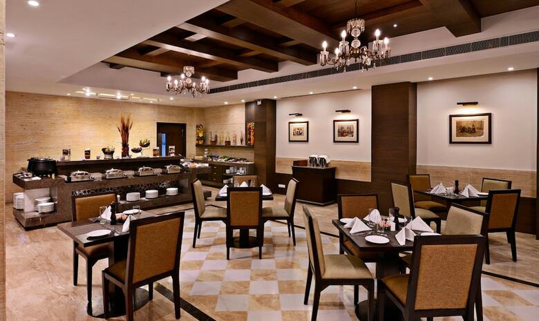 Hotel Leisure Inn Grand Chanakya