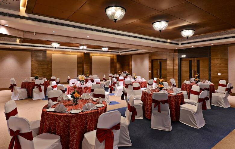 Hotel Leisure Inn Grand Chanakya