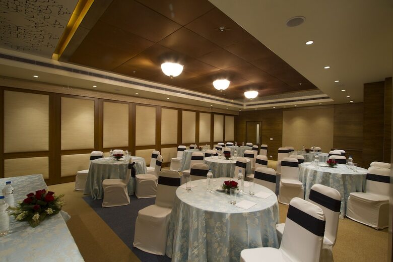 Hotel Leisure Inn Grand Chanakya