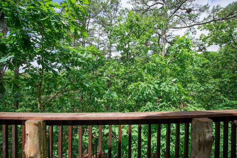Cabana Eureka Springs Treehouses, Hobbit Caves & Castles