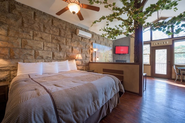 Cabana Eureka Springs Treehouses, Hobbit Caves & Castles