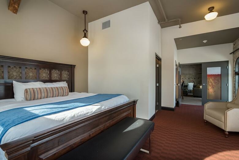 Hotel The Brewhouse Inn & Suites